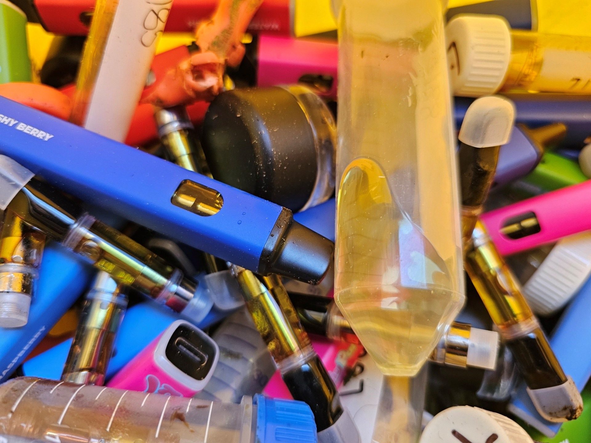 vape set mit liquid Starting last week, the Iowa City Landfill and Recycling Center is doing  free disposal for nicotine vapes and e-cigarettes. Read more:  https://www.kcrg.com/2026/04/28/iowa-city-landfill-now-offering-safe-vape- disposal-citing-dangers-improperly-trashed